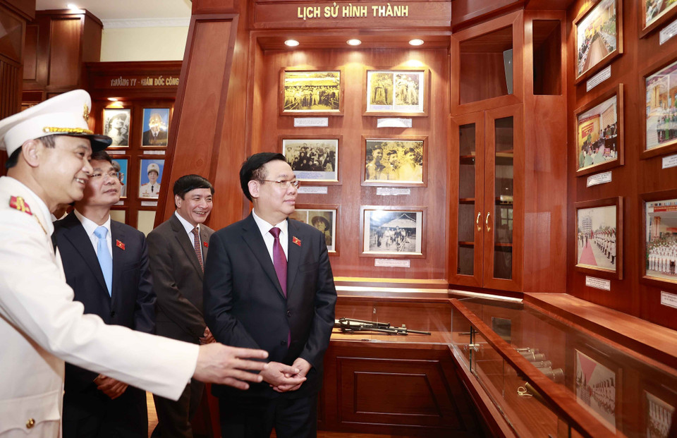 Chủ tịch Quốc hội Vương Đình Huệ và đại biểu tham quan Bảo tàng Công an tỉnh Lào Cai. (Ảnh: Doãn Tấn/TTXVN)