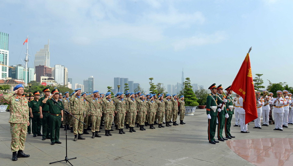 Cán bộ chiến sỹ Bệnh viện Dã chiến cấp 2 số 1 báo công dâng Bác tại Bến Nhà Rồng. (Ảnh: TTXVN phát)
