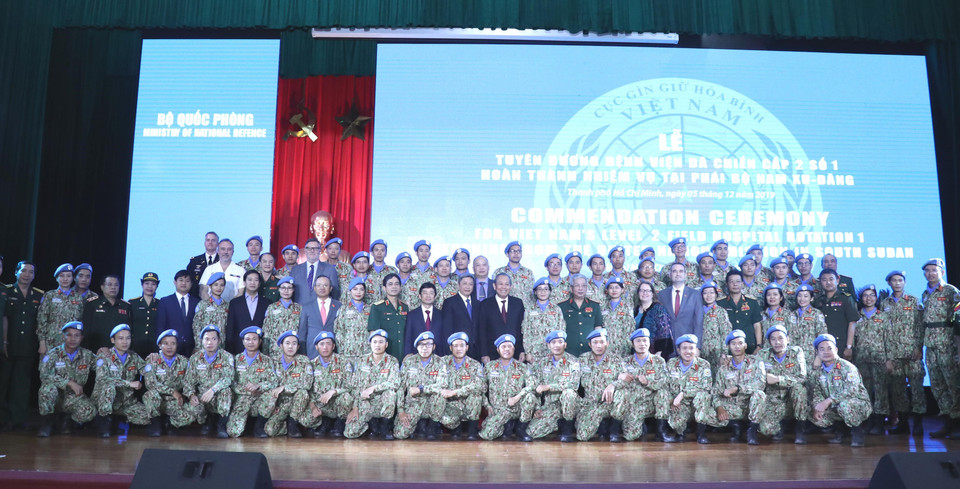 Các đại biểu tham dự buổi lễ chụp ảnh lưu niệm cùng các cán bộ, chiến sỹ Bệnh viện Dã chiến cấp 2 số 1. (Ảnh: Xuân Khu/TTXVN)