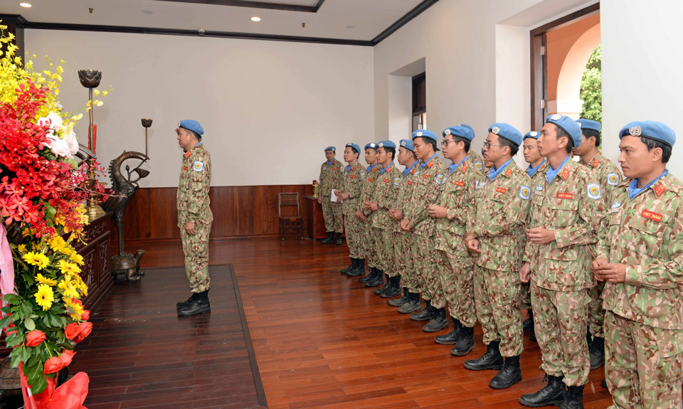 Cán bộ chiến sỹ Bệnh viện Dã chiến cấp 2 số 1 báo công dâng Bác tại Bến Nhà Rồng. (Ảnh: TTXVN phát)