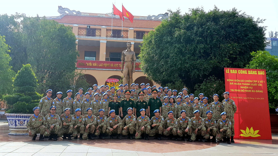 Cán bộ chiến sỹ Bệnh viện Dã chiến cấp 2 số 1 báo công dâng Bác tại Bến Nhà Rồng. (Ảnh: TTXVN phát)