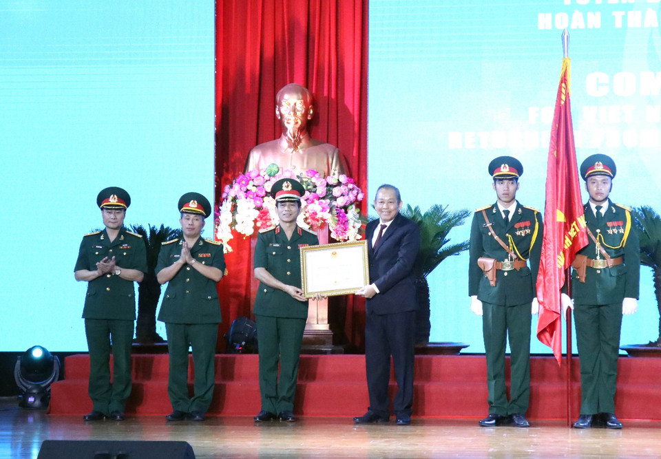 Phó Thủ tướng Thường trực Chính phủ Trương Hòa Bình trao Huân chương Bảo vệ Tổ quốc của Chủ tịch Nước cho Cục Gìn giữ hòa bình Việt Nam. (Ảnh: Xuân Khu/TTXVN)