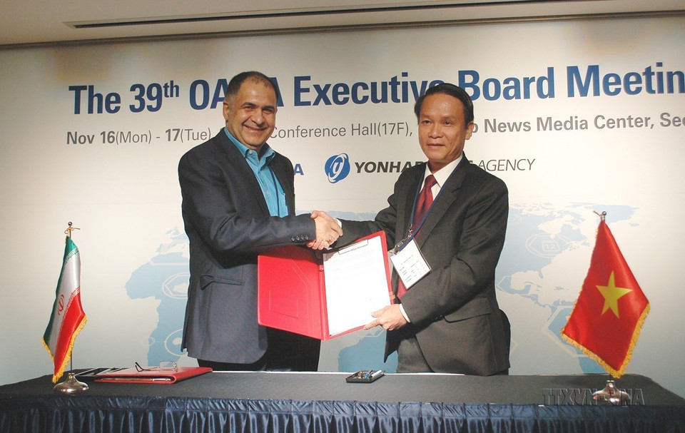 Tổng Giám đốc TTXVN Nguyễn Đức Lợi và Giám đốc điều hành Hãng Thông tấn Nhà nước Iran (IRNA) Mohammad Khodadi ký Thỏa thuận về trao đổi thông tin song phương, trong khuôn khổ Hội nghị lần thứ 39 Ban Chấp hành OANA, tại Seoul (Hàn Quốc), ngày 16/11/2015. (Ảnh: Vũ Toàn/TTXVN)