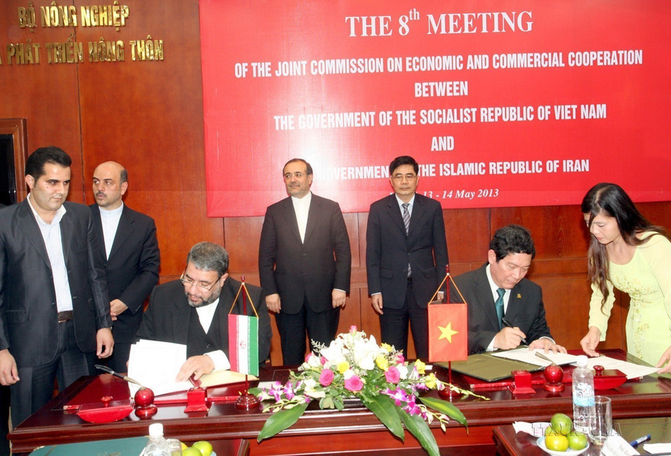 Thứ trưởng Bộ Văn hoá, Thể thao và Du lịch Việt Nam Huỳnh Vĩnh Ái và Phó Chủ tịch Tổ chức Văn hoá Hồi giáo Iran Karim Najafi Barzegar ký văn bản hợp tác trong lĩnh vực văn hoá, tại Kỳ họp lần thứ 8 Ủy ban Hỗn hợp về Kinh tế và Thương mại Việt Nam-Iran (Hà Nội, 14/5/2013). (Ảnh: Đình Huệ/TTXVN)