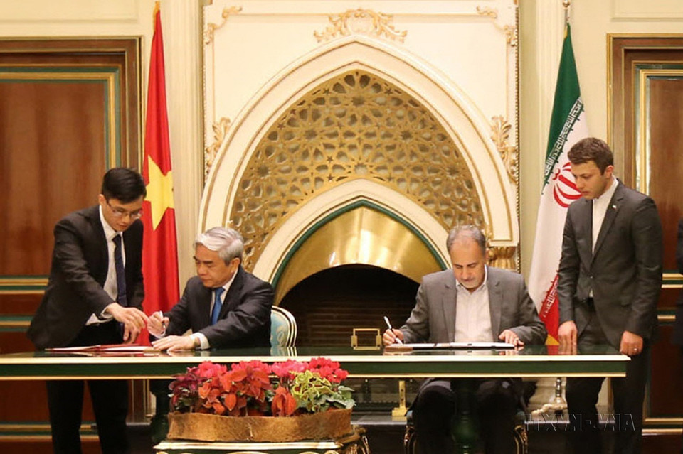 Bộ trưởng Bộ Khoa học và Công nghệ Nguyễn Quân (bên trái) và Bộ trưởng Công nghiệp, Mỏ và Thương mại Iran Mohammad Reza Nematzadeh ký kết Bản ghi nhớ về Hợp tác Công nghệ, Nghiên cứu và Giáo dục giữa hai nước (Tehran, 14/10/2014). (Ảnh: Trung Sơn/TTXVN)