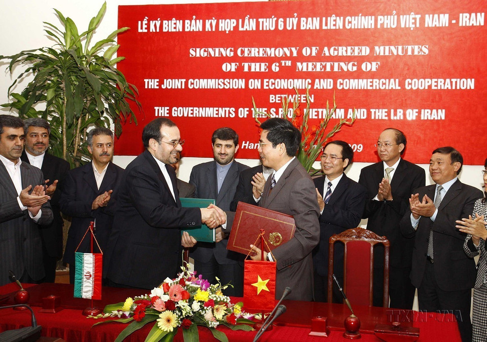 Ký biên bản kỳ họp lần thứ 6 Ủy ban liên Chính phủ Việt Nam-Iran về hợp tác kinh tế và thương mại tại Hà Nội, ngày 23/12/2009. (Ảnh: Đình Huệ/TTXVN)