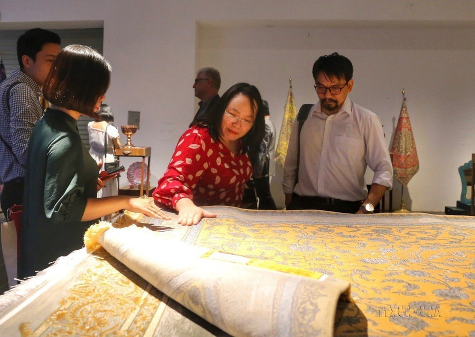 Khách tham quan triển lãm 'Di sản nghệ thuật Iran, cái nôi của nền văn minh,' do Đại sứ quán Iran phối hợp với Tổ chức Văn hoá và Quan hệ Hồi giáo cùng Bảo tàng Dân tộc học Việt Nam tổ chức tại Hà Nội, ngày 13/7/2022. (Ảnh: Tuấn Đức/TTXVN)