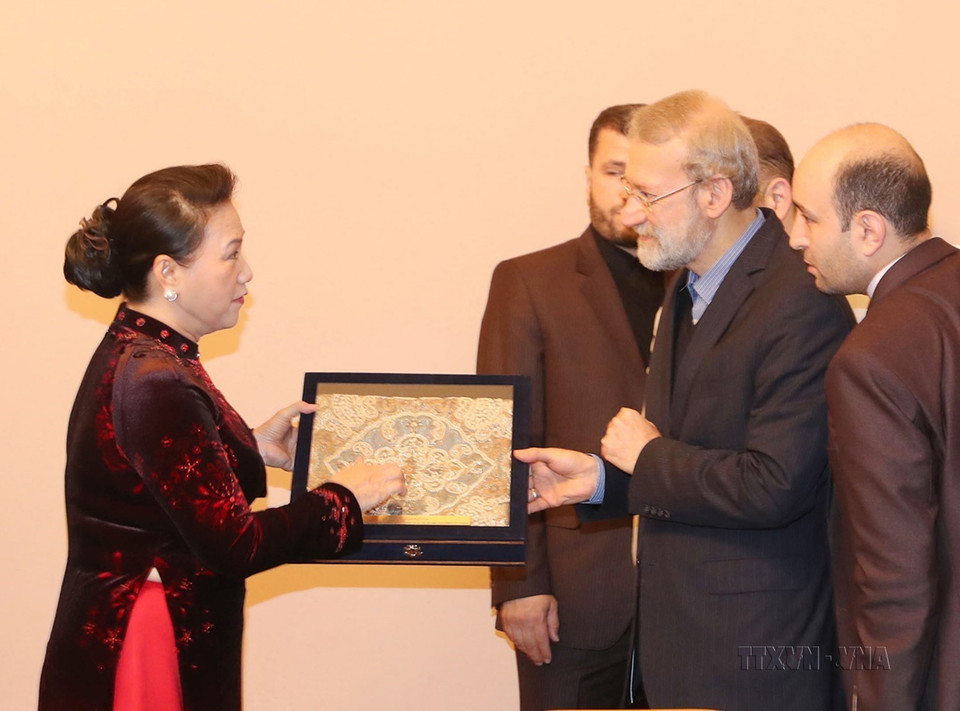 Trong chương trình tham dự Đại hội đồng Liên minh Nghị viện thế giới lần thứ 137 (IPU-137), sáng 15/10/2017, tại St. Peterburg (Liên bang Nga), Chủ tịch Quốc hội Nguyễn Thị Kim Ngân hội kiến Chủ tịch Quốc hội Iran Ali Ardeshi Larijani. (Ảnh: Trọng Đức/TTXVN)