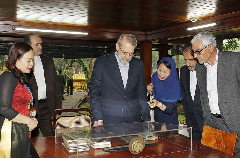 Trong chương trình thăm chính thức Việt Nam, sáng 16/4/2018, Chủ tịch Quốc hội Iran Ali Ardeshir Larijani đến thăm Khu di tích Chủ tịch Hồ Chí Minh tại Phủ Chủ tịch. (Ảnh: Văn Điệp/TTXVN)