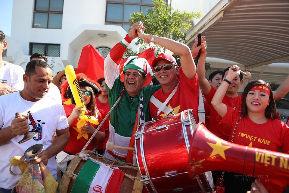 Cổ động viên Việt Nam và Iran thể hiện tình cảm hữu nghị khi tới sân vận động Al Nahyan (Abu Dhabi, UAE) để cổ vũ cho trận đấu giữa Đội tuyển Việt Nam gặp Đội tuyển Iran trong lượt trận thứ 2 bảng D Asian Cup 2019, ngày 12/1/2019. (Ảnh: Hoàng Linh/TTXVN)