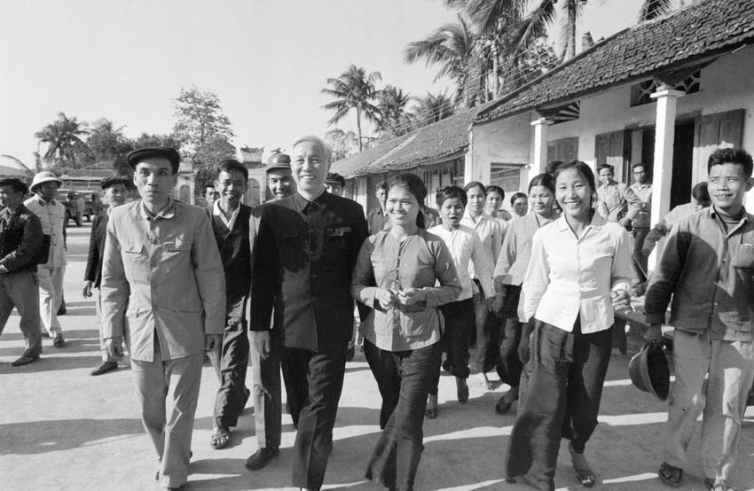 Đồng chí Lê Đức Thọ, Ủy viên Bộ Chính trị đến thăm, chúc tết Nguyên đán Giáp Dần 1974 cán bộ, công nhân nhà máy điện Hàm Rồng (Thanh Hóa). (Ảnh: TTXVN)