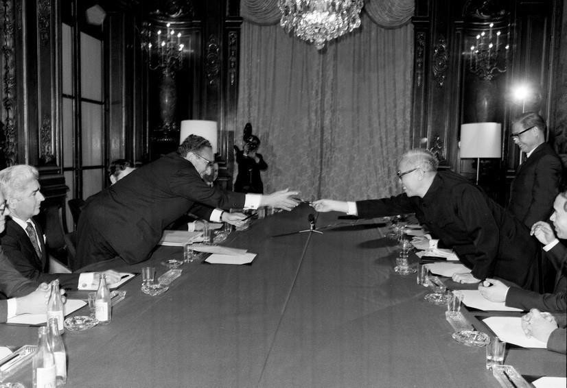 Đồng chí Lê Đức Thọ, Cố vấn đặc biệt của Đoàn đại biểu Chính phủ Việt Nam Dân chủ Cộng hòa và Cố vấn đặc biệt của Tổng thống Mỹ, Tiến sỹ Henry Kissinger, trao tặng bút cho nhau sau khi ký tắt Hiệp định Paris, chấm dứt chiến tranh, lập lại hòa bình ở Việt Nam (1/1973). (Ảnh: TTXVN)