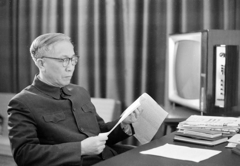 Tại Hội nghị Paris bàn về lập lại hòa bình ở Việt Nam, đồng chí Lê Đức Thọ là cố vấn đặc biệt của Đoàn đại biểu Chính phủ Việt Nam Dân chủ Cộng hòa, trực tiếp đàm phán với đại diện của Chính phủ Mỹ, người góp phần to lớn vào tiến trình đàm phán, dẫn đến ký kết Hiệp định Paris ngày 27/1/1973, buộc Mỹ phải chấm dứt chiến tranh, lập lại hòa bình ở Việt Nam. (Ảnh: TTXVN)