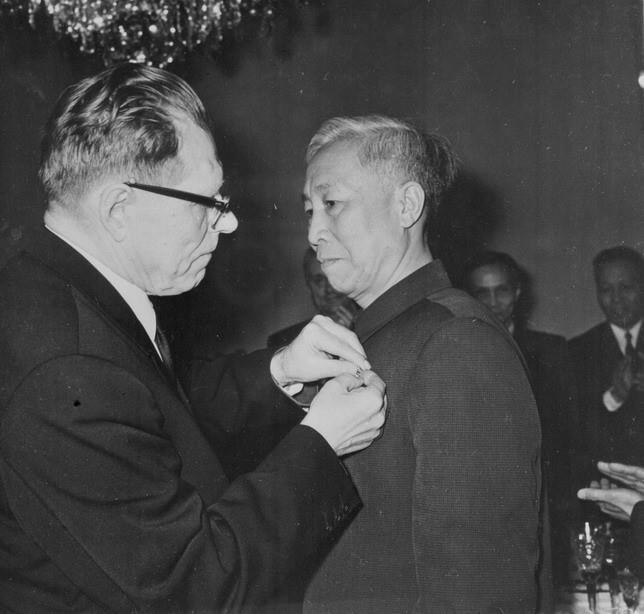 Đồng chí Lê Đức Thọ nhận huy hiệu tại Lễ kỷ niệm 100 năm Ngày sinh V.I. Lenin (18/7/1970). (Ảnh: TTXVN)