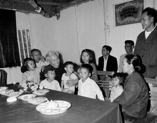 Chiều mùng 1 Tết nguyên đán Giáp Dần 1974, đồng chí Lê Đức Thọ, Ủy viên Bộ Chính trị đến thăm các cháu nhỏ là con cán bộ miền Nam đang điều dưỡng ở Miền Bắc. (Ảnh: TTXVN)