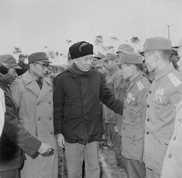 Đồng chí Lê Đức Thọ, Ủy viên Bộ Chính trị đến thăm một đơn vị bộ đội nhân dịp Tết nguyên đán Tân Hợi (2/1971). (Ảnh: TTXVN)