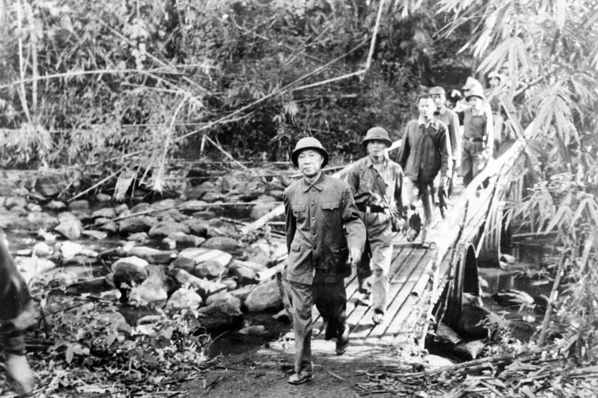 Đồng chí Lê Đức Thọ trên đường đi công tác trong chiến dịch Hồ Chí Minh, đầu năm 1975. (Ảnh: TTXVN)