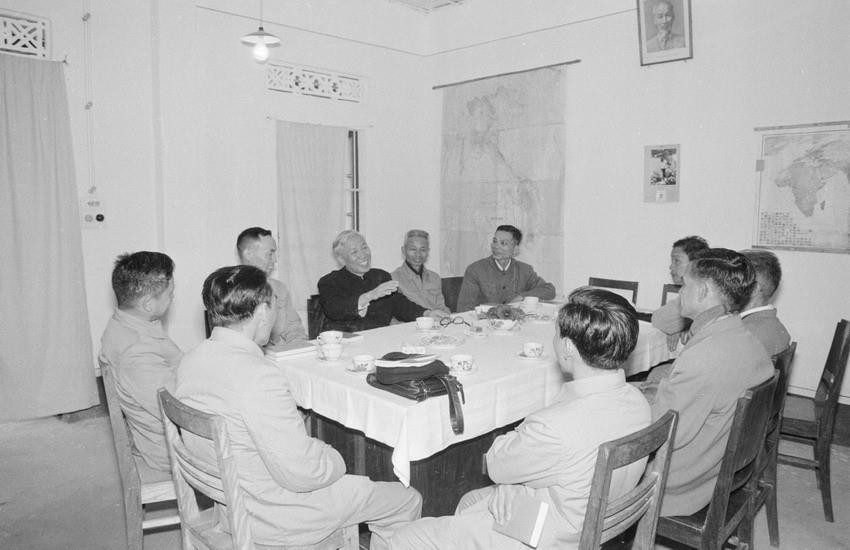 Tỉnh ủy Thanh Hóa đến thăm và chúc Tết đồng chí Lê Đức Thọ nhân dịp Tết Nguyên đán Giáp Dần (1974). (Ảnh: TTXVN)