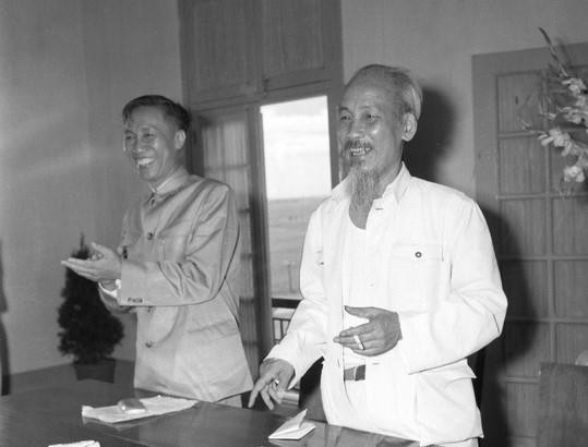 Đồng chí Lê Đức Thọ và Chủ tịch Hồ Chí Minh tại Đại hội Đảng toàn quốc lần thứ II, từ ngày 5-10/9/1960. (Ảnh: TTXVN)