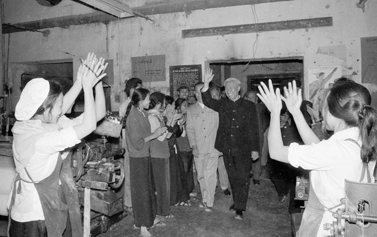 Sáng mùng 3 Tết Nguyên đán Giáp Dần 1974, đồng chí Lê Đức Thọ, Ủy viên Bộ Chính trị đến thăm, chúc Tết cán bộ, công nhân Nhà máy liên hợp dệt Nam Định. (Ảnh: TTXVN)