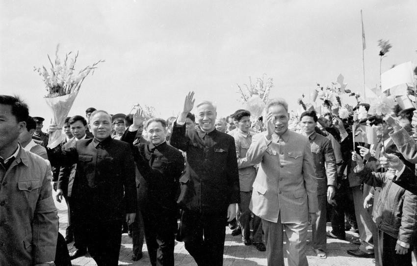 Nhân dân Hà Nội nồng nhiệt đón chào cố vấn đặc biệt Lê Đức Thọ và Bộ trưởng Ngoại giao Nguyễn Duy Trinh trở về, sau khi ký chính thức Hiệp định về chấm dứt chiến tranh, lập lại hòa bình ở Việt Nam tại Paris (2/1973). (Ảnh: TTXVN)