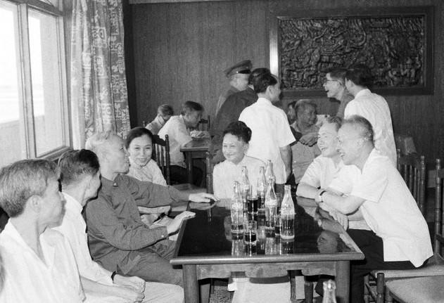 Đồng chí Lê Đức Thọ nói chuyện với các đại biểu trong đoàn Mặt trận Dân tộc giải phóng, chính phủ Cách mạng lâm thời và Hội đồng cố vấn Chính phủ cách mạng tại nhà khách sân bay Tân Sơn Nhất ngay sau ngày miền Nam được giải phóng (5/1975). (Ảnh: TTXVN)