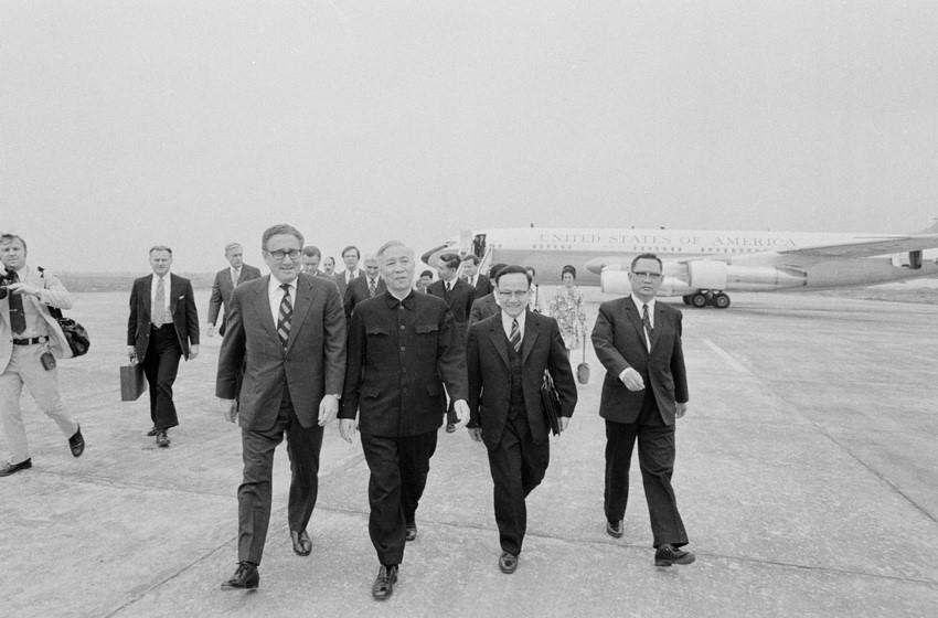 Cố vấn đặc biệt Lê Đức Thọ đón Tiến sỹ Henry Kissinger, trợ lý của Tổng thống Mỹ tại sân bay trong chuyến thăm Hà Nội (10/2/1973). (Ảnh: TTXVN)