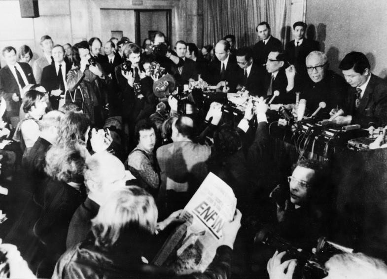 Đồng chí Lê Đức Thọ, Cố vấn đặc biệt của Đoàn đại biểu Chính phủ Việt Nam Dân chủ Cộng hòa họp báo, giới thiệu nội dung Hiệp định Paris về việc chấm dứt chiến tranh, lập lại hòa bình ở Việt Nam vừa được ký tắt (24/1/1973). (Ảnh: TTXVN)