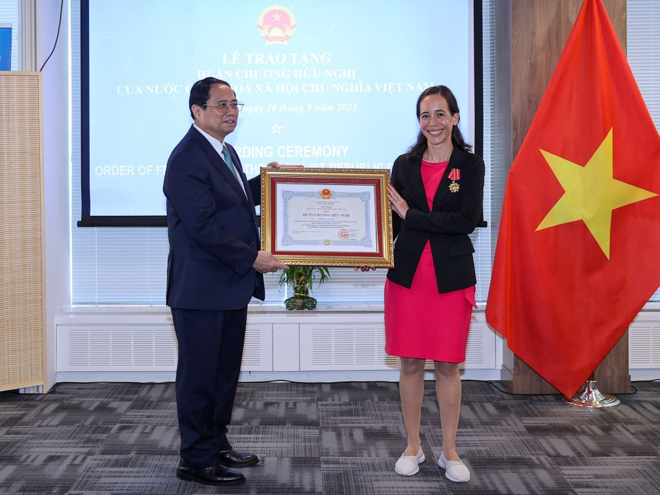 Thủ tướng Phạm Minh Chính tiếp và trao Huân chương Hữu nghị cho bà Aurélia Nguyen, Giám đốc Chiến lược của Liên minh Toàn cầu về Vaccine và Tiêm chủng (GAVI). (Ảnh: Dương Giang/TTXVN)