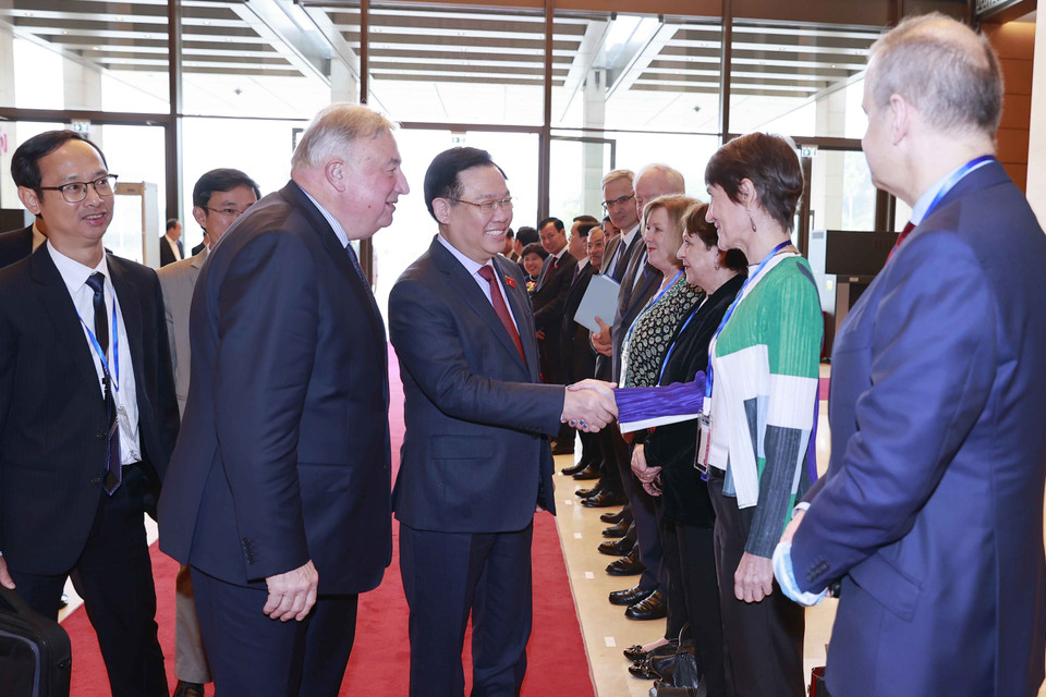 Tại lễ đón, Chủ tịch Thượng viện Cộng hòa Pháp Gérard Larcher giới thiệu với Chủ tịch Quốc hội Vương Đình Huệ các đại biểu Thượng viện Pháp. (Ảnh: Doãn Tấn/TTXVN)