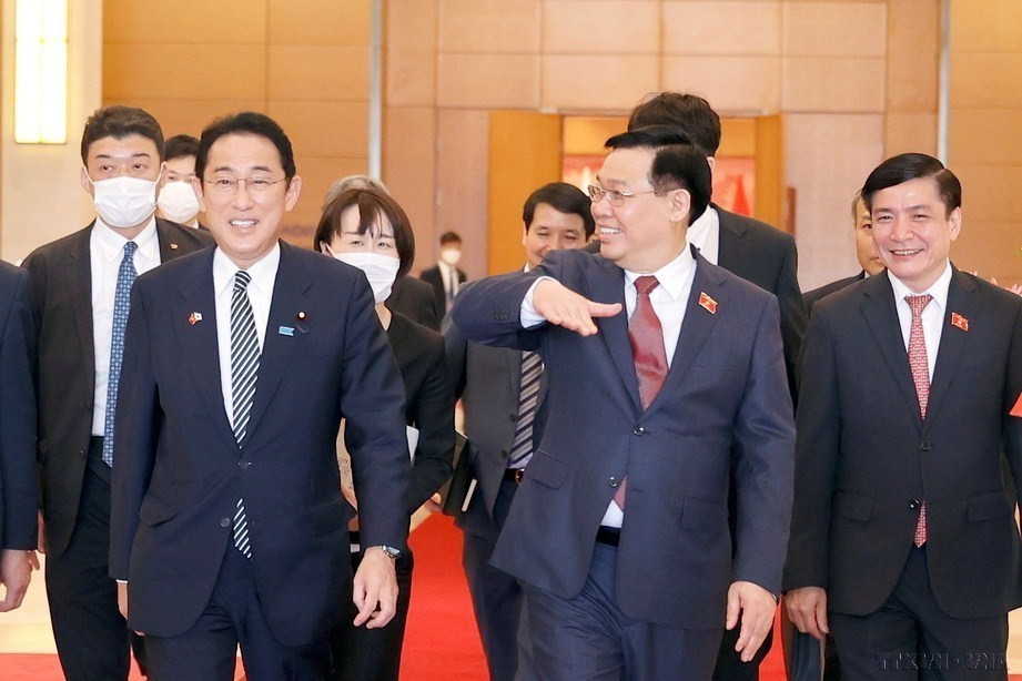 Chủ tịch Quốc hội Vương Đình Huệ hội kiến Thủ tướng Nhật Bản Kishida Fumio thăm chính thức Việt Nam (Hà Nội, 1/5/2022). (Ảnh: TTXVN)