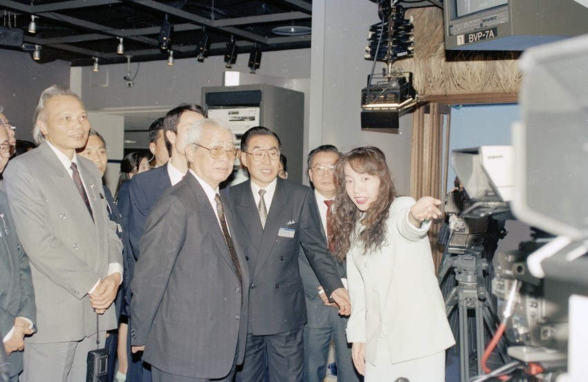 Thủ tướng Võ Văn Kiệt tham quan triển lãm của hãng Sony trong chuyến thăm chính thức Nhật Bản (1993). (Ảnh: Minh Đạo/TTXVN)