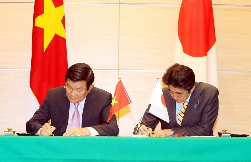 Trong chuyến thăm cấp Nhà nước tới Nhật Bản, ngày 18/3/2014, Chủ tịch nước Trương Tấn Sang và Thủ tướng Shinzo Abe ký Tuyên bố chung Nâng cấp Quan hệ Hai nước lên thành Đối tác Chiến lược Sâu rộng vì Hòa bình và Thịnh vượng ở châu Á. (Ảnh: Nguyễn Khang/TTXVN)