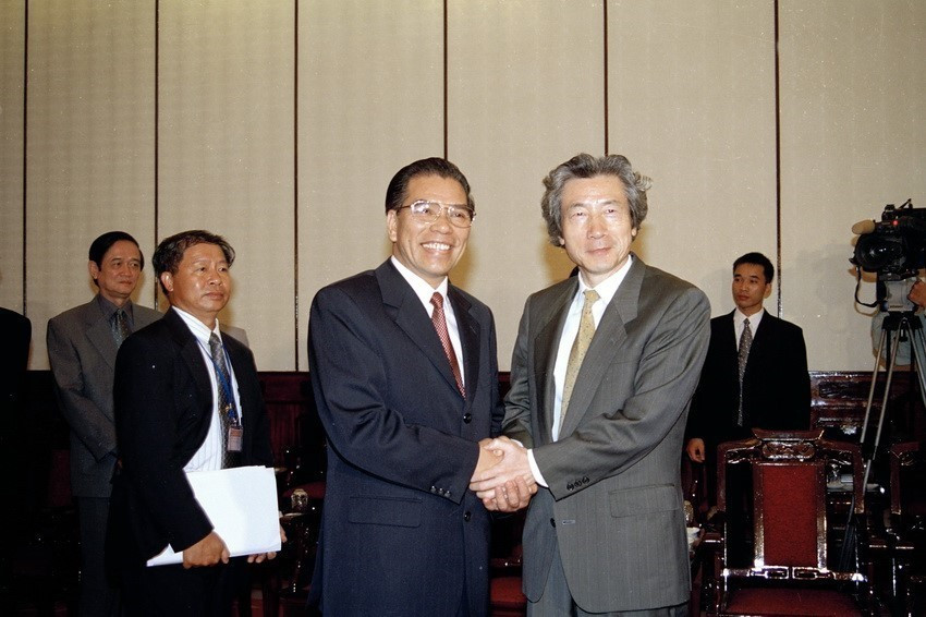 Tổng Bí thư Nông Đức Mạnh tiếp Thủ tướng Nhật Bản Koizumi Junichiro thăm chính thức Việt Nam, ngày 27/4/2002. (Ảnh: Nguyễn Khang/TTXVN)