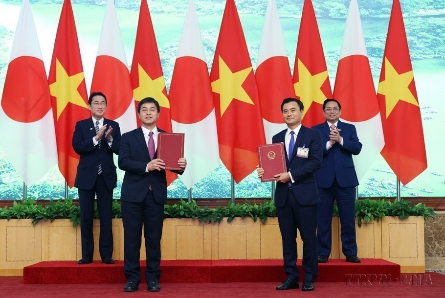 Thủ tướng Phạm Minh Chính và Thủ tướng Kishida Fumio chứng kiến trao đổi Phụ lục Hợp đồng số 19 Hợp đồng tư vấn chung thuộc dự án Xây dựng đường sắt đô thị Thành phố Hồ Chí Minh tuyến số 1 giữa Trưởng Ban Quản lý Đường sắt Đô thị Thành phố Hồ Chí Minh và Trưởng Văn phòng đại diện Nippon (Hà Nội, 1/5/2022). (Ảnh: Dương Giang/TTXVN)