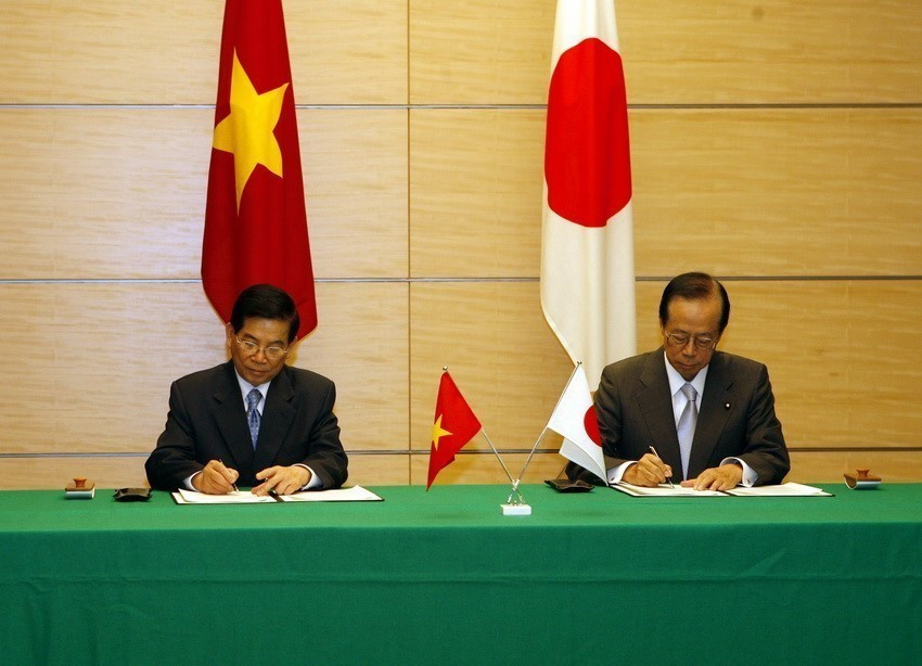 Chủ tịch nước Nguyễn Minh Triết và Thủ tướng Nhật Bản Fukuda Yasuo ký tuyên bố chung Việt Nam-Nhật Bản Làm sâu sắc hơn Quan hệ Việt Nam-Nhật Bản và Chương trình hợp tác hướng tới quan hệ đối tác chiến lược, trong chuyến thăm cấp Nhà nước tới Nhật Bản từ ngày 25-29/11/2007. (Ảnh: Nguyễn Khang/TTXVN)