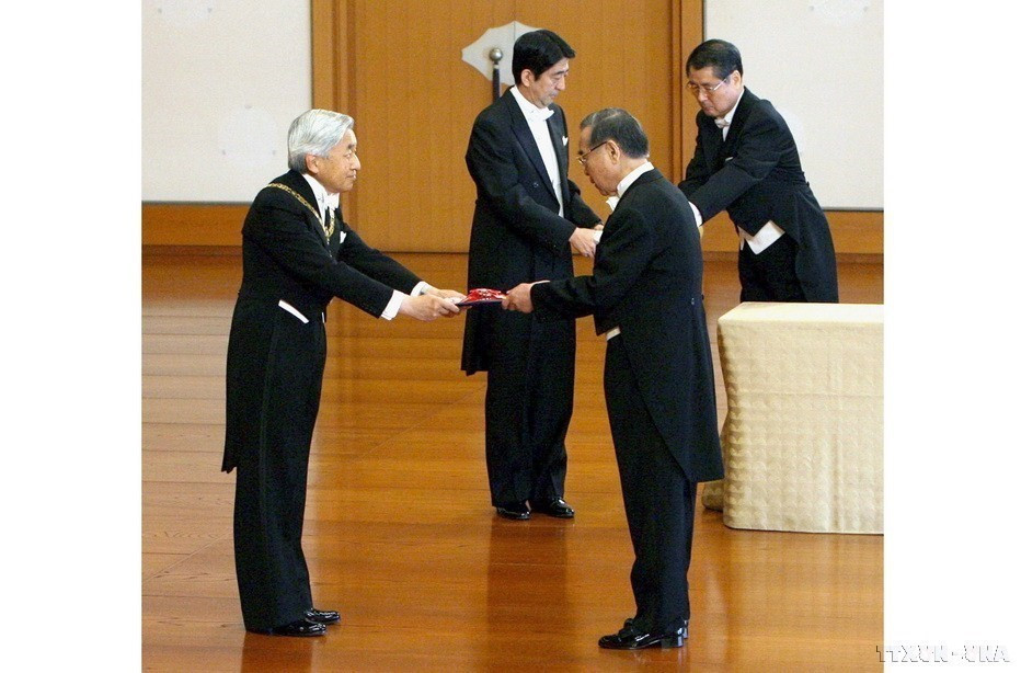 Nhà vua Nhật Bản Akihito (trái) trao tặng Huân chương Mặt trời Mọc cho nguyên Thủ tướng Phan Văn Khải (Tokyo, 7/11/2006). (Ảnh: Kyodo)