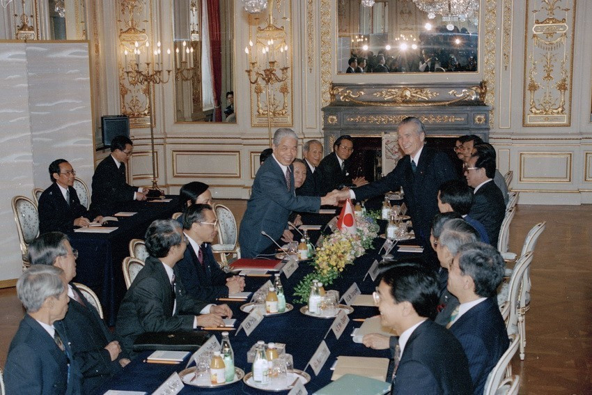 Thủ tướng Nhật Bản Murayama Tomiichi hội đàm với Tổng Bí thư Đỗ Mười thăm chính thức Nhật Bản, ngày 18/4/1995, tại Thủ đô Tokyo. (Ảnh: Xuân Lâm/TTXVN)