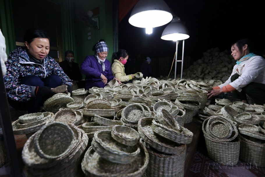 Sản xuất hàng mây tre đan, thủ công mỹ nghệ xuất khẩu sang thị trường châu Âu, Nhật Bản tại Công ty Trách nhiệm Hữu hạn Sản xuất và Đầu tư Thành Hóa, xã Khánh Nhạc, huyện Yên Khánh, tỉnh Ninh Bình. (Ảnh: Trần Việt/TTXVN)