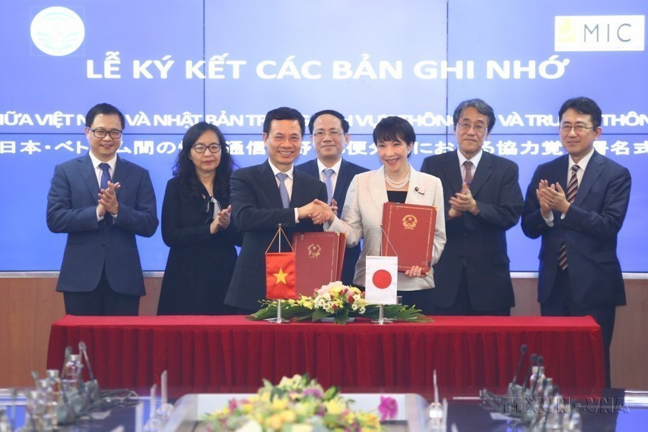 Bộ trưởng Bộ Thông tin và Truyền thông Nguyễn Mạnh Hùng và Bộ trưởng Bộ Nội vụ và Truyền thông Nhật Bản Sanae Takaichi trao đổi Biên bản ghi nhớ hợp tác (2020). (Ảnh: Minh Quyết/TTXVN)