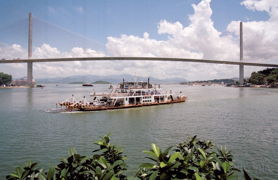 Cầu Bãi Cháy (Quảng Ninh) là cây cầu dây văng được xây dựng bằng nguồn vốn ODA của Nhật Bản. (Ảnh: Hoài Nam/TTXVN)