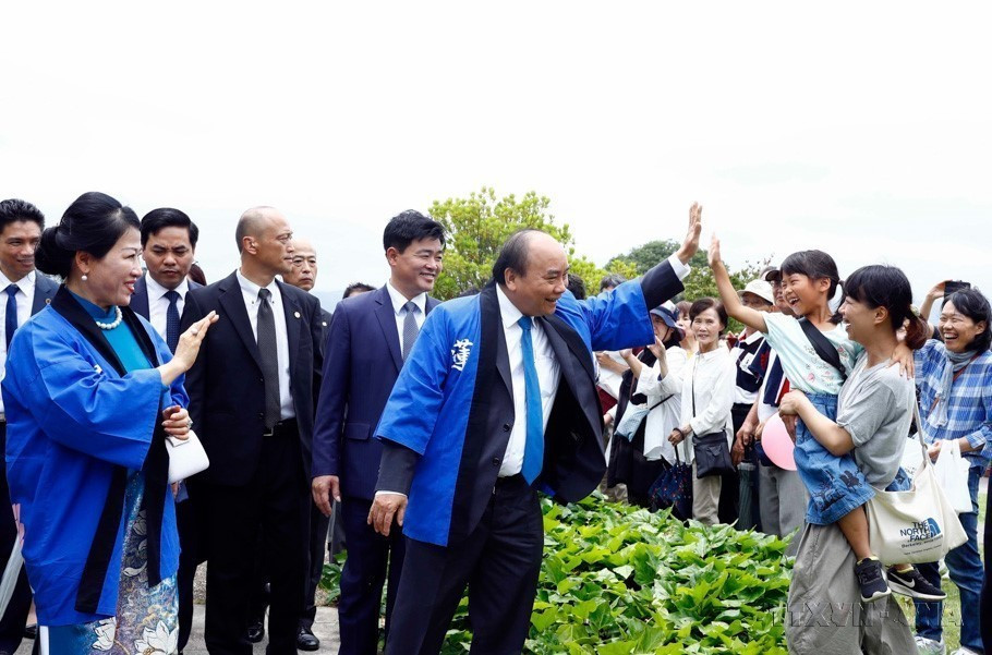 Thủ tướng Nguyễn Xuân Phúc và Phu nhân gặp gỡ người dân thành phố Kinokawa, tỉnh Wakayama trong chuyến tham dự Lễ hội Hoa Sen Nhật-Việt tại Nhật Bản, ngày 30/6/2019. (Ảnh: Thống Nhất/TTXVN)