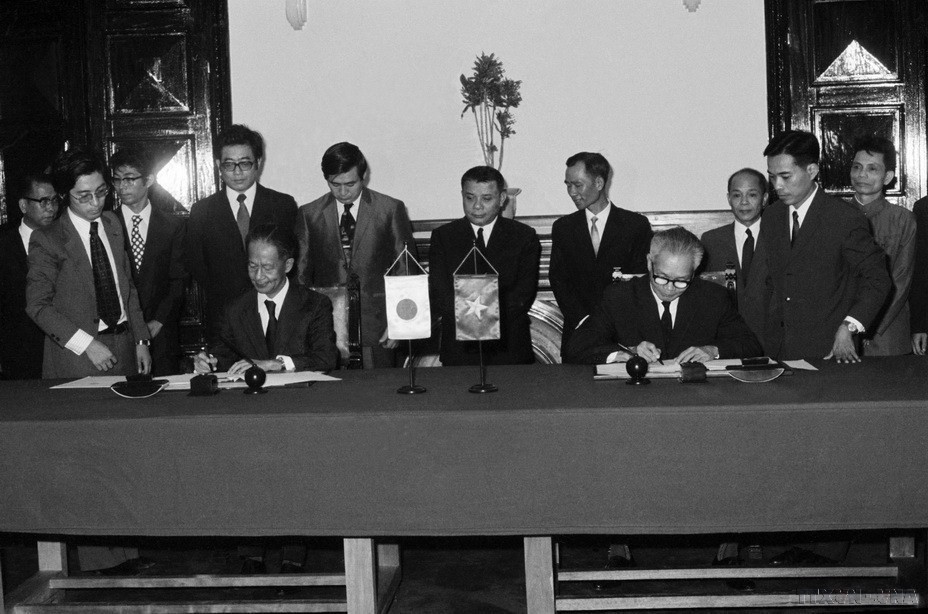 Thứ trưởng Bộ Ngoại giao Hoàng Văn Tiến thay mặt Chính phủ Việt Nam và Đại sứ Kiiôxi Xưganưma thay mặt Chính phủ Nhật Bản ký văn bản về việc sử dụng viện trợ không hoàn lại trong năm tài chính 1975 (Hà Nội,11/10/1975). (Ảnh: Xuân Lâm/TTXVN)