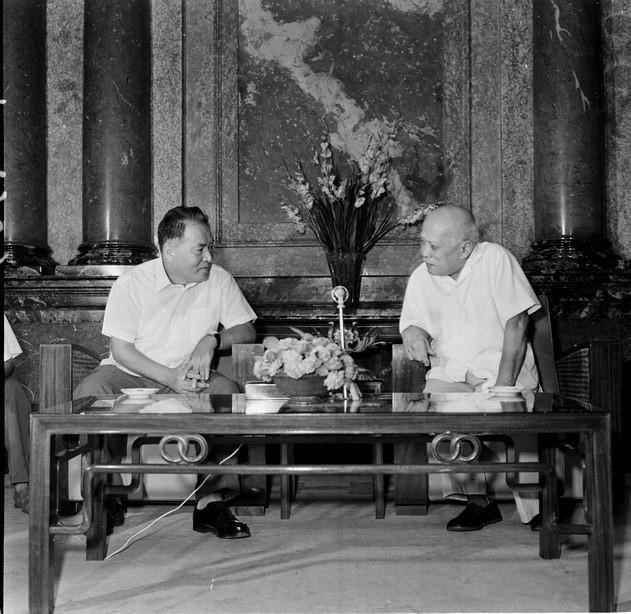 Chủ tịch nước Tôn Đức Thắng tiếp thân mật Chủ tịch Đoàn Chủ tịch Ban Chấp hành Trung ương Đảng Cộng sản Nhật Bản Miyamoto Kengi thăm Việt Nam (14/9/1971). (Ảnh: Xuân Lâm/TTXVN)