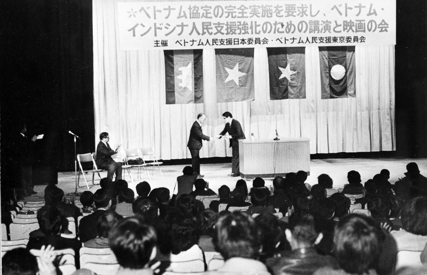 Tại cuộc míttinh chào mừng hòa bình được lập lại ở Việt Nam tại Tokyo (Nhật Bản), đại diện Liên đoàn Thanh niên Dân chủ Nhật Bản trao cho đại diện Ủy ban Nhật Bản ủng hộ Việt Nam 3 triệu yen để giúp nhân dân Việt Nam (7/2/1973). (Ảnh: Tư liệu TTXVN)