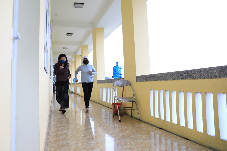 Người dân trong khu cách ly tập trung thường xuyên tập thể dục nâng cao sức khỏe phòng chống dịch. (Ảnh: Thành Đạt/TTXVN)