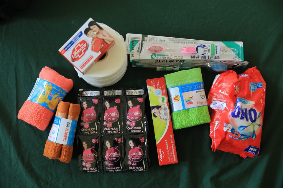 Nhu yếu phẩm cần dùng cho sinh hoạt được cấp cho từng phòng tại khu cách ly tập trung. (Ảnh: Thành Đạt/TTXVN)