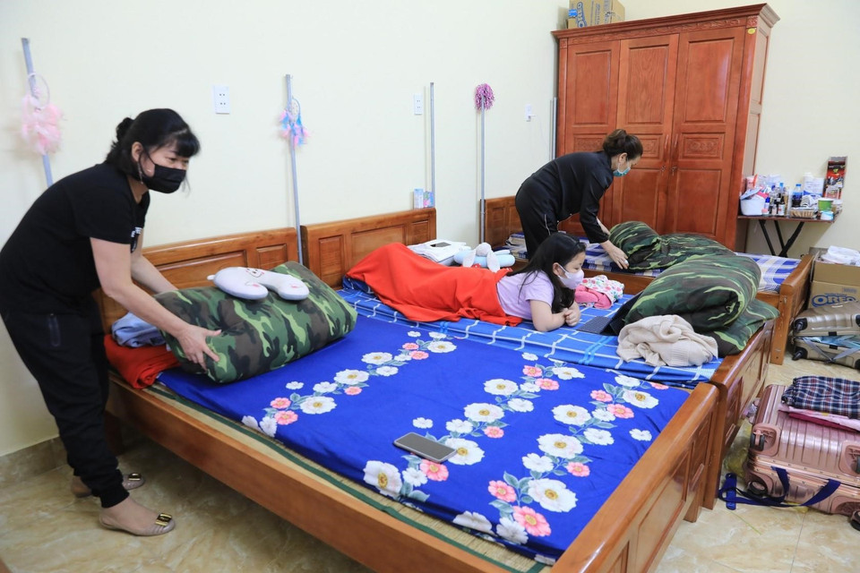 Chủ động dọn dẹp phòng, chia sẻ công việc với các cán bộ trường quân sự Quảng Ninh. (Ảnh: Thành Đạt/TTXVN)