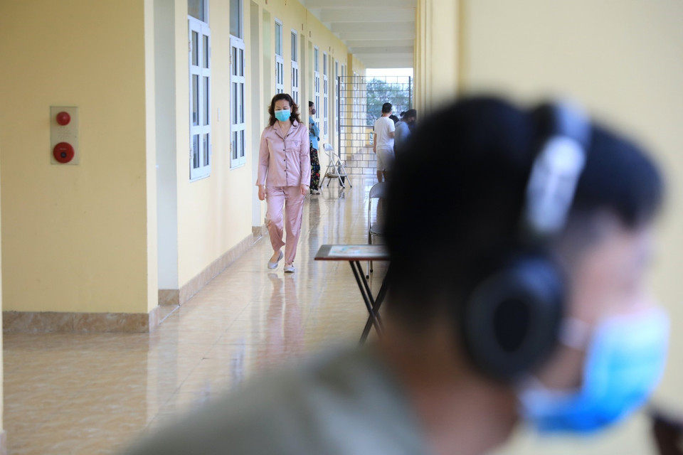 Người dân trong khu cách ly tập trung thường xuyên tập thể dục nâng cao sức khỏe phòng chống dịch. (Ảnh: Thành Đạt/TTXVN)