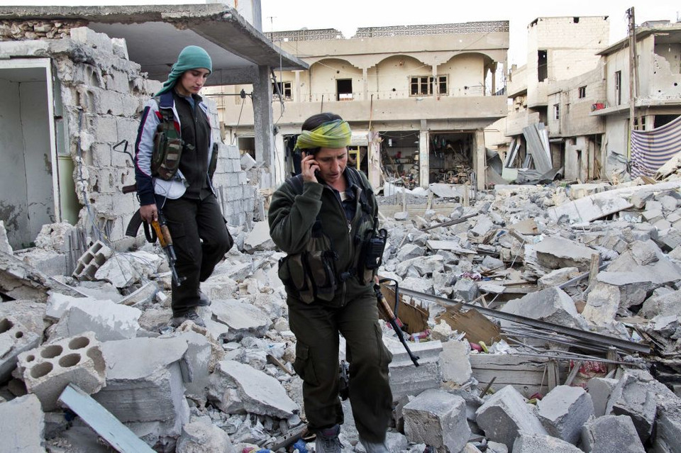 Các nữ chiến binh người Kurd đi qua khu vực giao tranh ở Kobani, Syria. (Ảnh: AP)